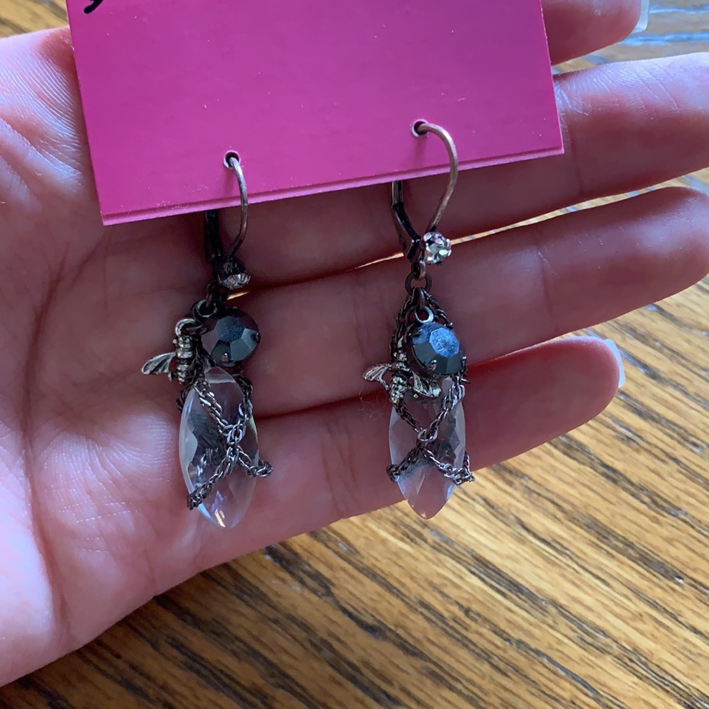 Betsey Johnson Bee Chain Black Crystal Earrings - Picture 3 of 7